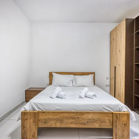 Spacious Paceville Getaway Near & Schools By 360 Estates Lägenhet *