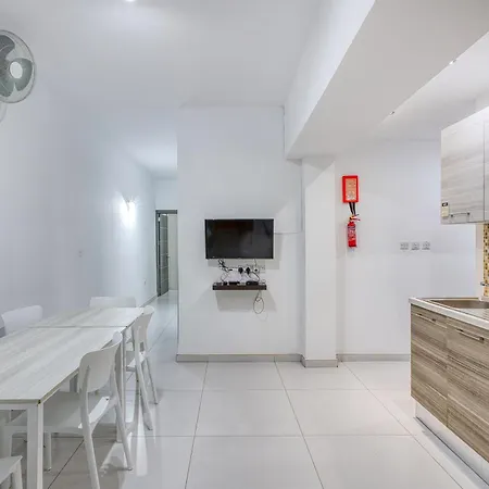 아파트 Spacious Paceville Getaway Near & Schools By 360 Estates
