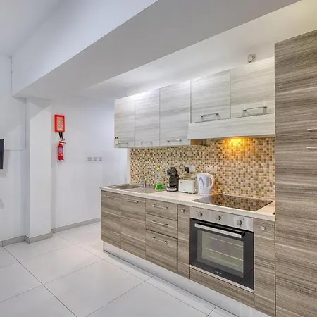 아파트 Spacious Paceville Getaway Near & Schools By 360 Estates *